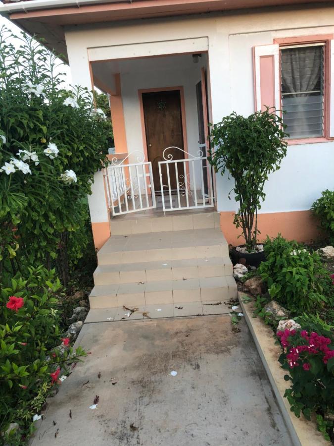 Moonlight Cottage East End Village Exterior foto